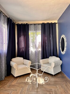 Decoración personalizada, muebles diferentes y escritorio 