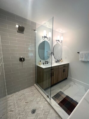 Toallas, jabón, papel de baño