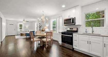 Beautiful 3BR/2Bath home with porch swing! WiFi and office space