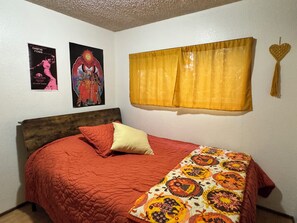 2 bedrooms, iron/ironing board, free WiFi, bed sheets - 70s Retro Lounge (Roseburg)