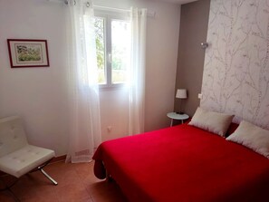 2 slaapkamers, een strijkplank/strijkijzer, reisbedje, gratis wifi