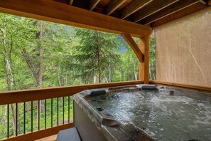 Outdoor spa tub - Sandhill - Luxury Cabin (Flathead County)