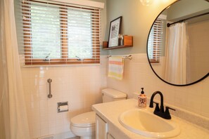 Serviettes fournies, savon, shampoing, papier toilette