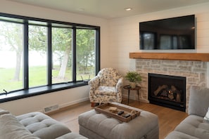 Smart TV, fireplace