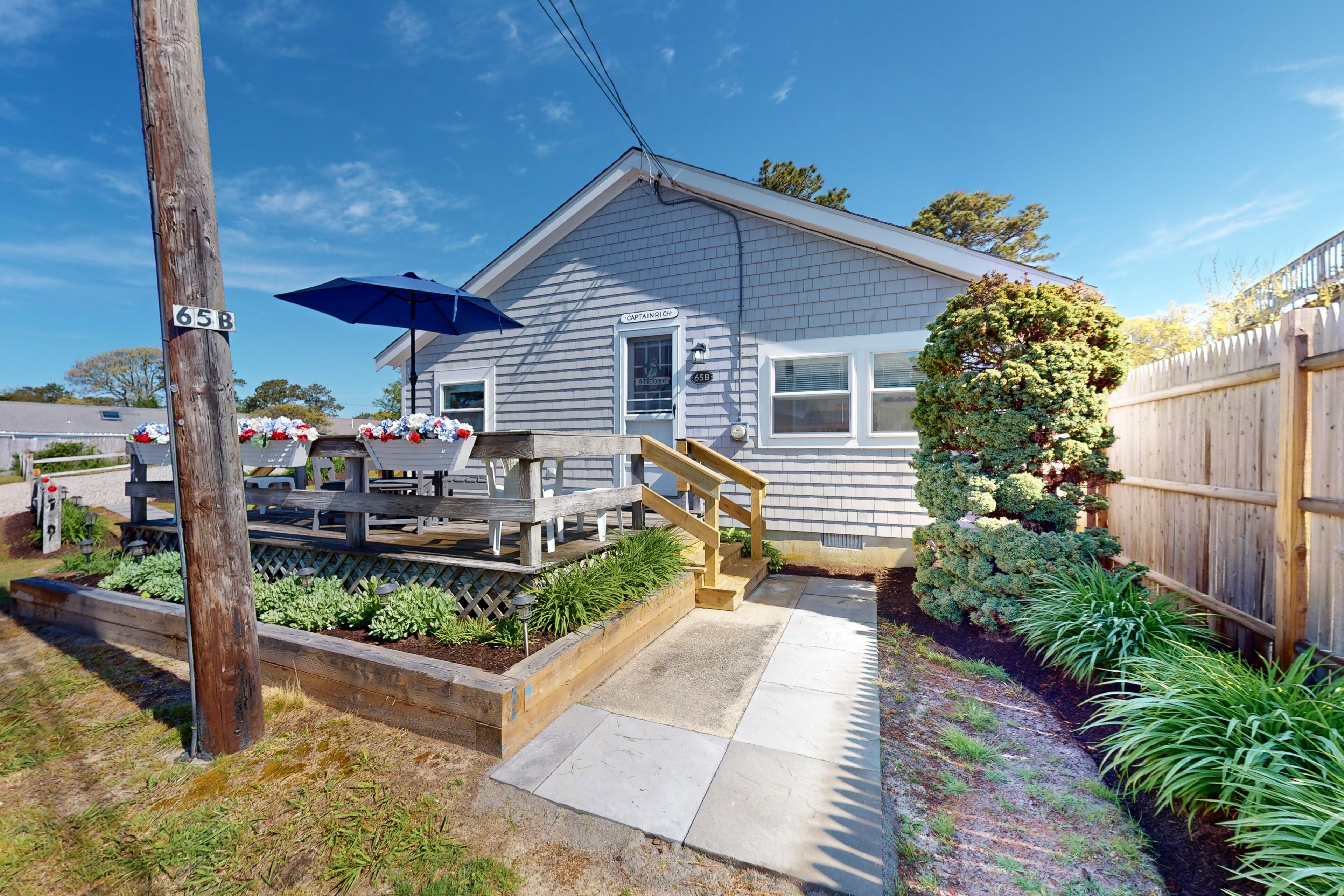 Vibrant nautical cottage minutes from the beach with cozy deck & outdoor shower