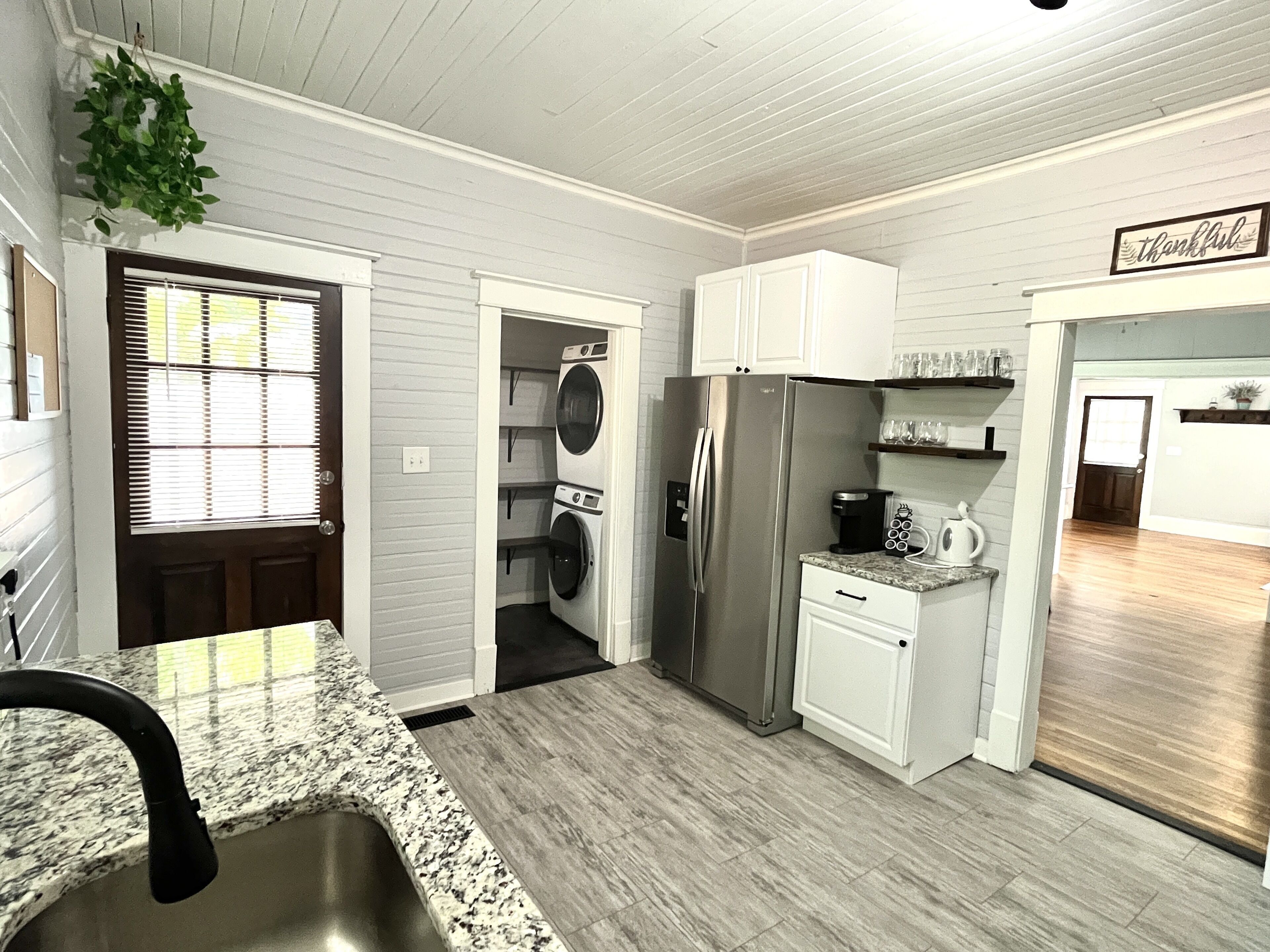 Kylskåp, mikrovågsugn, ugn och spishäll