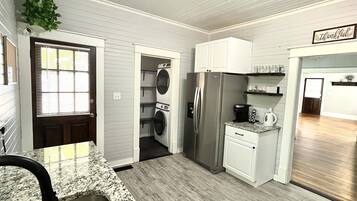 Kylskåp, mikrovågsugn, ugn och spishäll