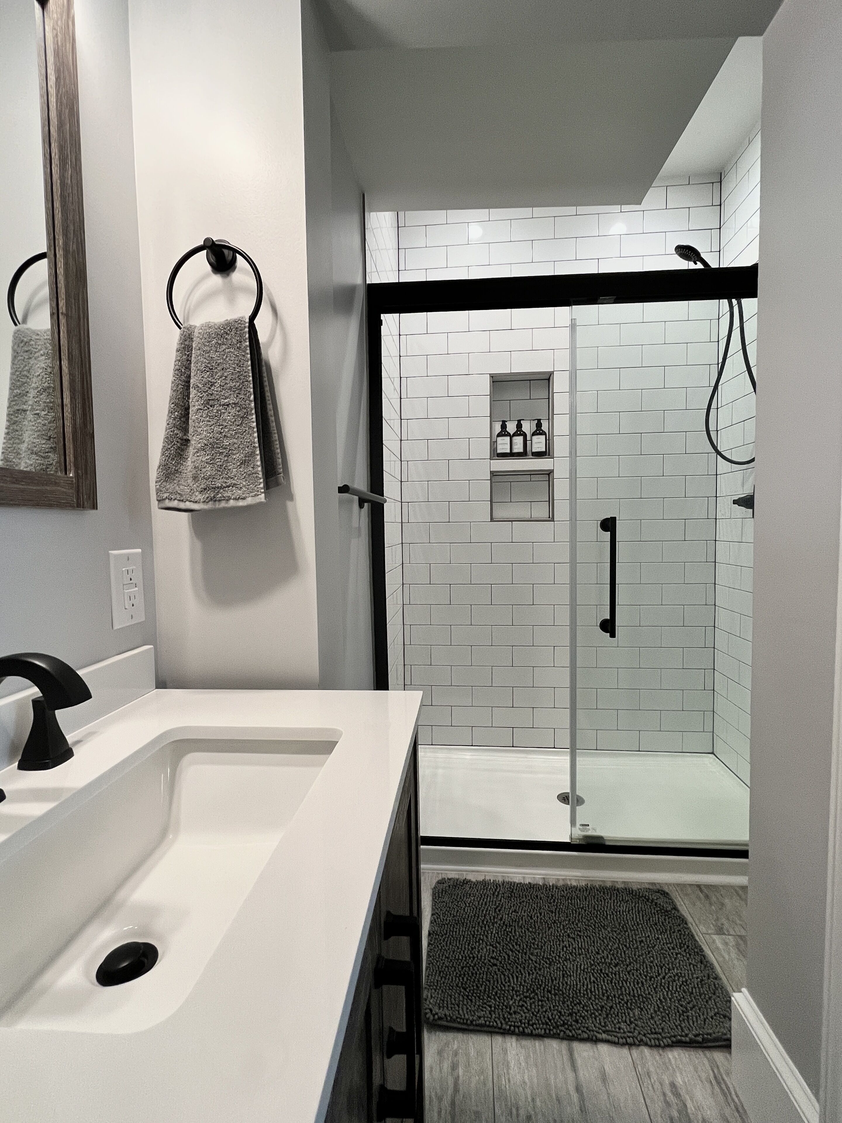 Douche, sèche-cheveux, serviettes fournies, savon