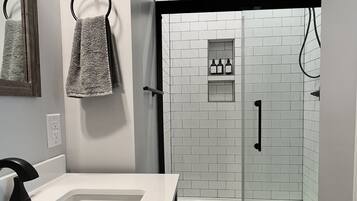 Douche, sèche-cheveux, serviettes fournies, savon