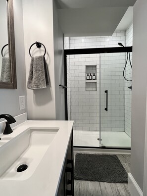 Douche, séchoir à cheveux, serviettes fournies, savon