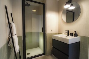 Umweltfreundliche Kosmetikartikel, Haartrockner, Bidet, Seife