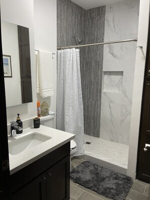 Dusche, Haartrockner, Handtücher, Toilettenpapier