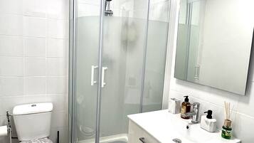 Douche, sèche-cheveux, serviettes fournies, savon