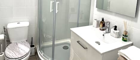 Dusche, Haartrockner, Handtücher, Seife