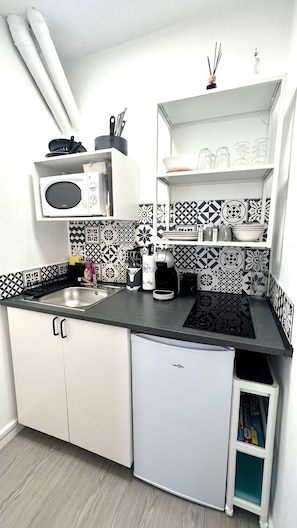 Geladeira, micro-ondas, fogão, talheres/pratos/utensílios de cozinha