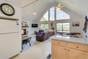 TV, fireplace