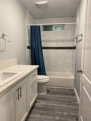 Hydromassage showerhead, soap, shampoo, toilet paper - Modern Hostel (Los Angeles)