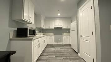 Refrigerador, microondas y comedor
