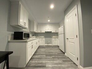 Lemari es di ruangan bersama, microwave di ruangan umum, dan meja makan