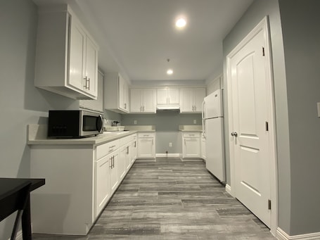 Refrigerador, microondas, mesa de comedor