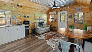 Ein gemütliches Blockhaus-Interieur mit Küche, Essbereich und Wohnraum.