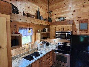 Frigorifero, microonde, forno, piano cottura