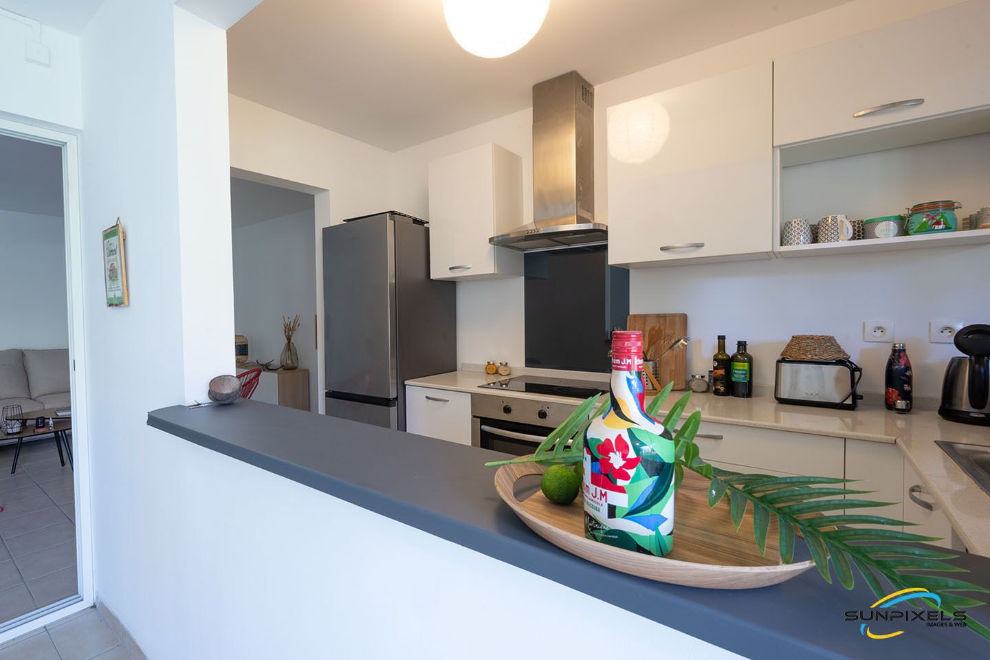 Fridge, stovetop, coffee/tea maker, electric kettle