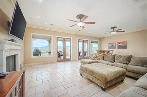 TV connectée, cheminée, jeux vidéo, lecteur de DVD