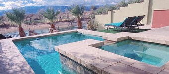 WATERFRONT! Bring your own boat! Fits large families, 3 living rooms 7 bedrooms
