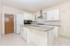 Electric kettle - Rose House Garden (Luton)