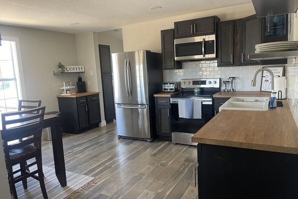 Een koelkast, een magnetron, een oven, een kookplaat