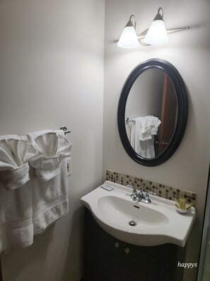 Executive Room | Bathroom | Bathtub, towels, soap - Midway Motel (Radisson)
