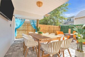 Outdoor dining - One Block to Beach and Rides, Gas Fire Pit, Parking for 3 cars, sleeps 10 (Seaside Heights)