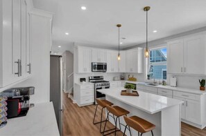 Kjøleskap, mikrobølgeovn, ovn og kokeplater