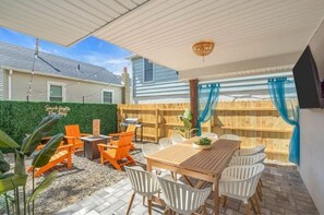 Outdoor dining - One Block to Beach and Rides, Gas Fire Pit, Parking for 3 cars, sleeps 10 (Seaside Heights)