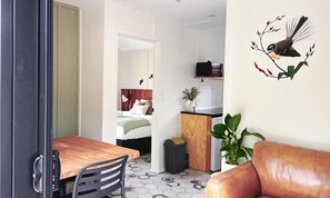 Deluxe Cottage, Garden View | Living area