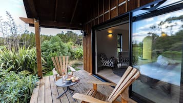 Deluxe-Studio, Balkon, Gartenblick | Terrasse/Patio