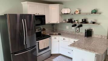 Jääkaappi, mikroaaltouuni, uuni, liesi