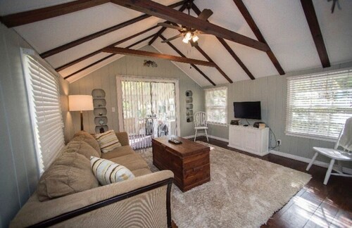 Downtown Cozy Cottage