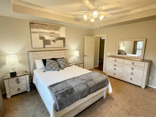 Relaxing stay in Stillwater, OK! Enjoy and relax in in this spacious home. 