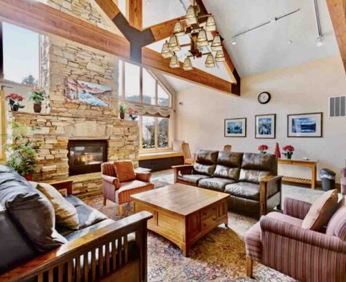 Studio + hot tub/pool- Next to lifts/brewery/food