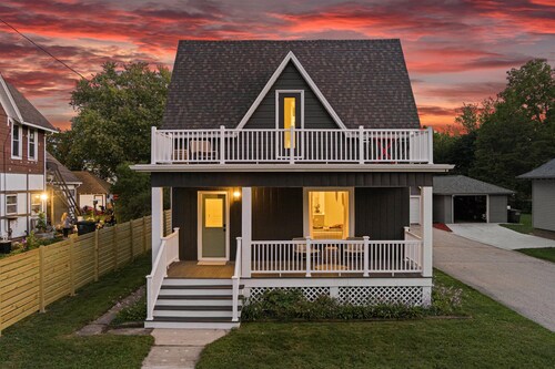 ✨Stylish Home with Fire Pit near Wedding Venues + Lakes ✨