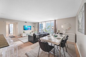 In-room dining - Amazing Condo with Pool & Ocean Views  (Miami)