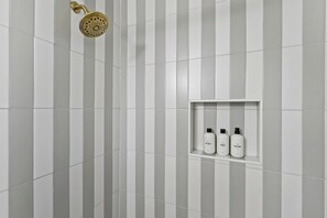 Secadora de cabello, toallas, jabón, shampoo 