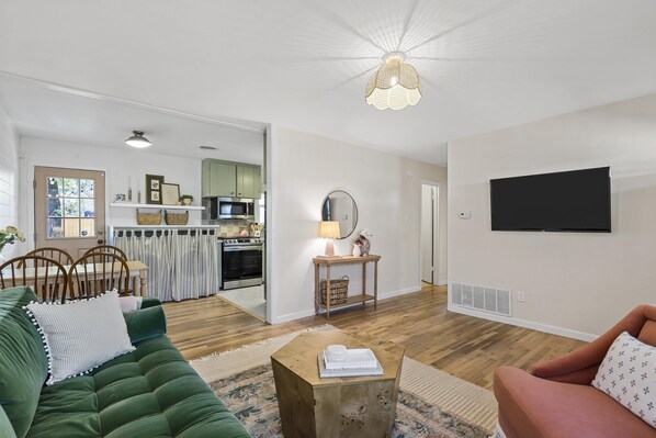 Smart TV, books - Quaint Fort Worth Cottage near TCU, Dickies Arena, & Stockyards (Fort Worth)