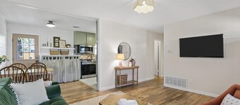 Quaint Fort Worth Cottage near TCU, Dickies Arena, & Stockyards