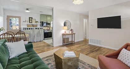 Quaint Fort Worth Cottage near TCU, Dickies Arena, & Stockyards