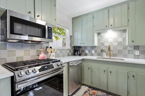 Fridge, microwave, oven, stovetop - Quaint Fort Worth Cottage near TCU, Dickies Arena, & Stockyards (Fort Worth)