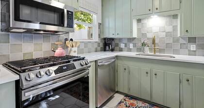 Quaint Fort Worth Cottage near TCU, Dickies Arena, & Stockyards