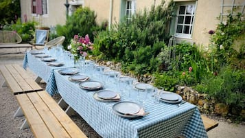 Outdoor dining